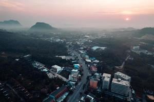 hermosa vista de la ciudad costera de krabi foto