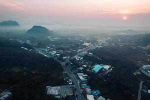 hermosa vista de la ciudad costera de krabi foto