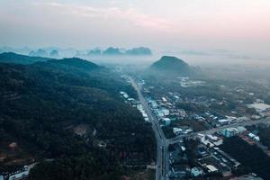 hermosa vista de la ciudad costera de krabi foto