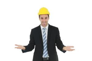 un ingeniero guapo e inteligente sonriente con traje negro y un sombrero amarillo de ingeniería de seguridad y manos extendidas por sospechoso en el trabajo aislado en el fondo blanco. copie el espacio foto