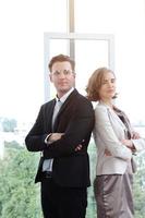 retrato para una reunión exitosa de hombres de negocios y mujeres de negocios para la asociación en la oficina moderna foto