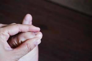 pies femeninos cerrados con uñas francesas en el suelo de madera, cuidado saludable y concepto médico foto