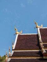 escultura de elefante dorado en el alero del techo de la iglesia. foto