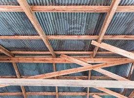 Estructura de techo de madera con placa de zinc. foto
