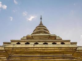 gran pagoda dorada al estilo tradicional del norte de tailandia. foto