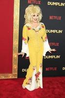 los angeles - 6 de diciembre jason cosmo, dolly parton drag queen en el estreno de dumplin en el teatro chino tcl el 6 de diciembre de 2018 en los angeles, ca foto