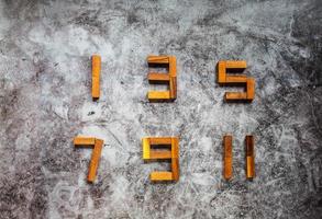 colección de diseño de números hechos de rompecabezas de madera foto