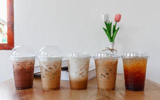 establecer la recolección de café frío en vasos de plástico foto