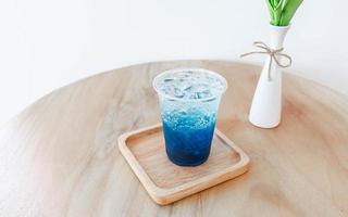 bebida azul refresco helado hawaiano en la mesa foto