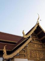 patrón tallado en el estilo tailandés tradicional en el frontón. foto