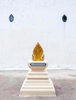 escultura de almenas doradas foto