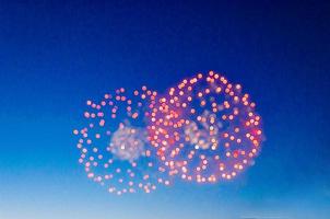 fondo abstracto de fuegos artificiales. tres fuegos artificiales fuera de foco en el cielo azul de la tarde foto