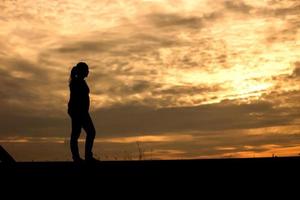 hombre en la puesta de sol foto