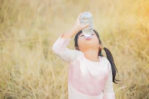 niña bebiendo agua. foto