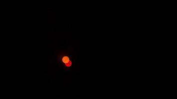 desfoque o bokeh colorido do fogo de artifício na noite do céu escuro - conceito de filmagem de fundo do bokeh noturno video