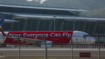 avion airasia sur la piste video