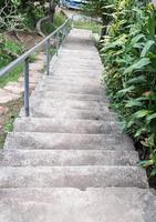 escalera de hormigón al pequeño puerto. foto