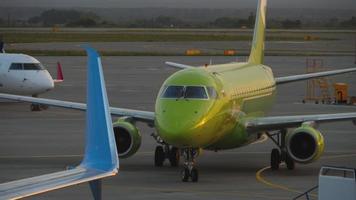 S7 Embraer taxiing after landing video