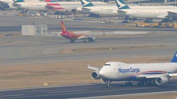 nippon cargo boeing 747 départ de hong kong video