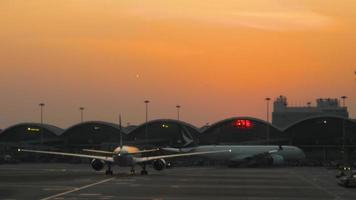 Sonnenuntergang am internationalen Flughafen Chek Lap Kok Hongkong video