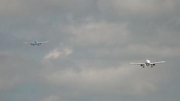 aerei in avvicinamento prima dell'atterraggio video