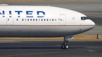 Boeing 777 United Airlines no Aeroporto Internacional de Hong Kong video