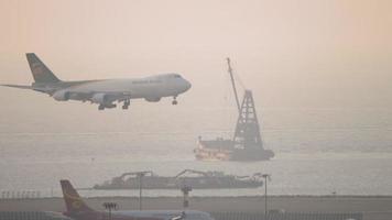 Boeing 747 närmar sig på Hongkongs internationella flygplats video