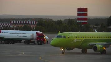 s7 embraer in rullaggio dopo l'atterraggio video