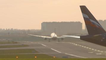 tráfego no aeroporto internacional de sheremetyevo. video