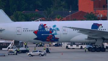 Boeing 777 passenger airliner unloading upon arrival video