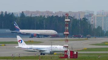 Sukhoi superjet 100 avião taxiando no aeroporto de sheremetyevo, moscou.