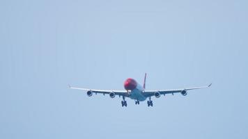 edelweiss air airbus a340 en approche finale avant l'atterrissage video