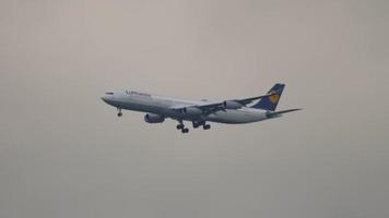 Lufthansa Airbus A340 on final approach for landing video