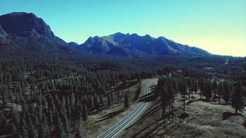 Cascade Mountain und die umliegenden kanadischen Rocky Mountains im Sommer video