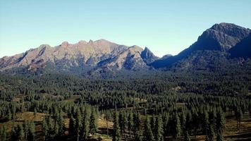 Cascade Mountain und die umliegenden kanadischen Rocky Mountains im Sommer video