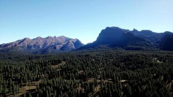 montagna a cascata e montagne rocciose canadesi circostanti nell'ora legale video