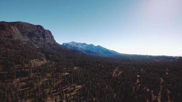 Cascade Mountain en de omliggende Canadese Rocky Mountains in de zomer video