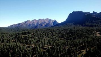 montagna a cascata e montagne rocciose canadesi circostanti nell'ora legale video