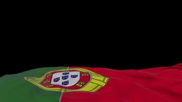 drapeau portugais en tissu agitant sur la boucle du vent. bannière en tissu cousu de broderie portugaise se balançant sur la brise. fond noir à moitié rempli. place pour le texte. Boucle de 20 secondes. 4k video
