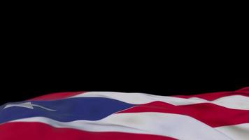 puerto-rico-stoffflagge, die auf der windschleife weht. puerto rico stickerei genähtes stoffbanner, das sich im wind bewegt. halb gefüllter schwarzer Hintergrund. Platz für Texte. 20 Sekunden Schleife. 4k video