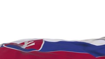 bandiera del tessuto della slovacchia che sventola sull'anello del vento. striscione di stoffa ricamato slovacco che ondeggia sulla brezza. sfondo bianco riempito a metà. posto per il testo. Ciclo di 20 secondi. 4k video