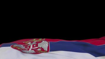 drapeau en tissu serbie agitant sur la boucle du vent. bannière en tissu cousu de broderie serbe se balançant sur la brise. fond noir à moitié rempli. place pour le texte. Boucle de 20 secondes. 4k video