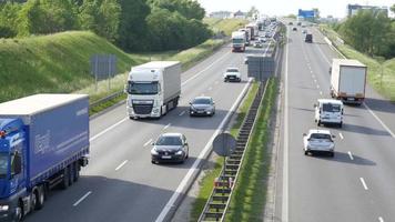 trafic de voitures et de camions sur l'autoroute en europe, pologne - jour d'été
