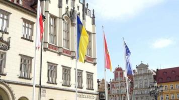 bandiere polacche e ucraine sventolano insieme in segno di amicizia a Breslavia video