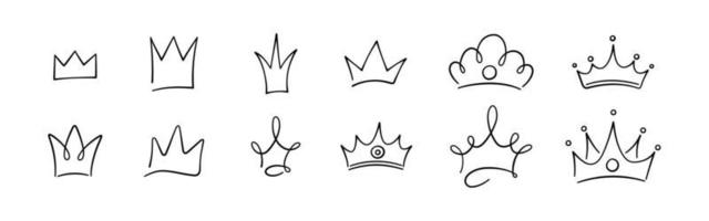 conjunto de coronas de garabatos dibujadas a mano. bocetos de la corona del rey, tiara majestuosa, diademas reales del rey y la reina. ilustración vectorial aislada en estilo garabato sobre fondo blanco
