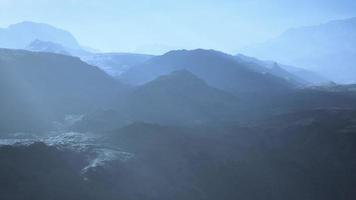 montanhas do afeganistão no nevoeiro profundo