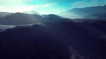 montagne dell'Afghanistan nella nebbia profonda video