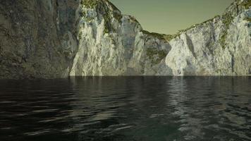 utsikt över en hög klippa och svarta havet video