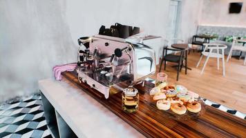 gros plan des machines à café qui fonctionnent automatiquement video