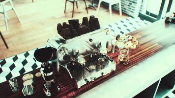 primo piano delle macchine da caffè che funzionano in automatico video